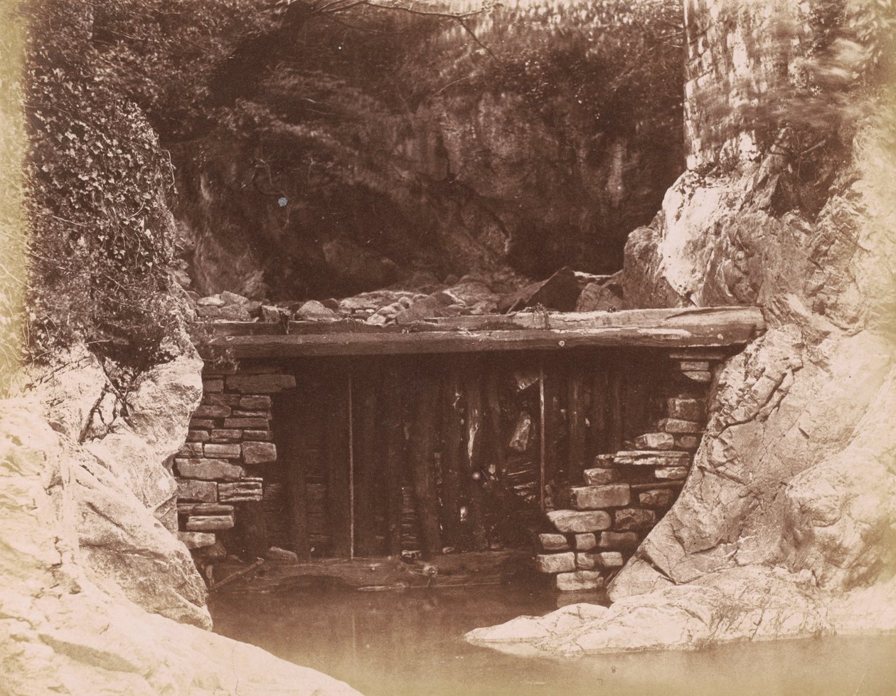Mølle-dæmningen,1855 (foto) af Hugh Owen