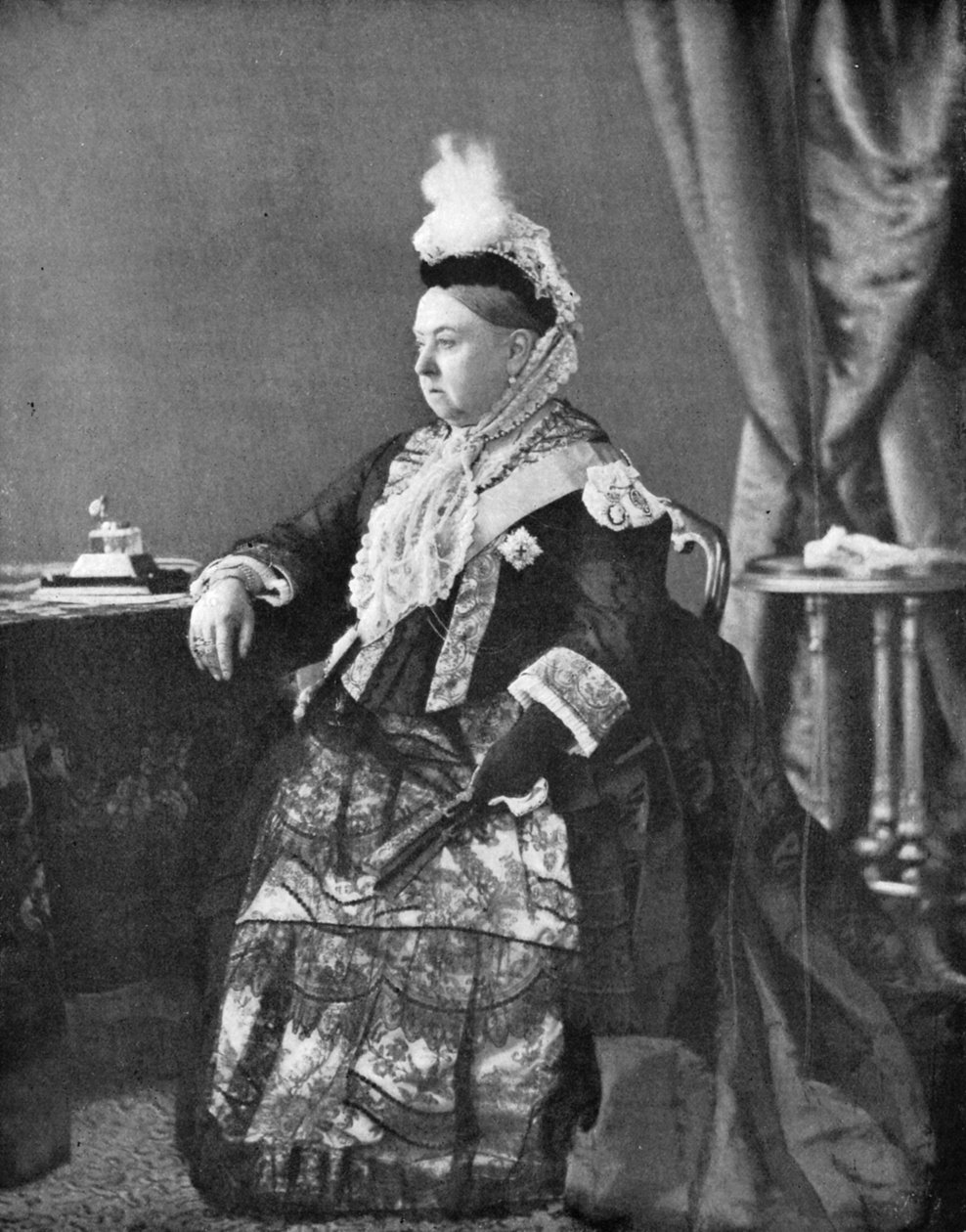 Dronning Victoria i den kjole, hun bar ved sin gyldne jubilæumsgudstjeneste, 1887. af Hughes and Mullins