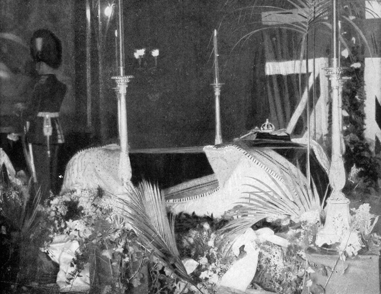 Dronning Victoria liggende i staten ved Osborne House, 1901. af Hughes and Mullins