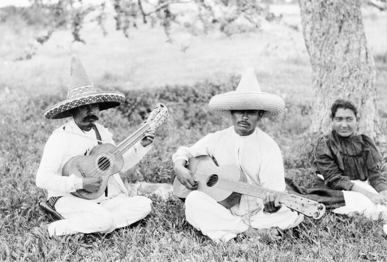 Mexicanske musikere spiller på guitarer, ca. 1920 (s/h-foto) af Hugo Brehme