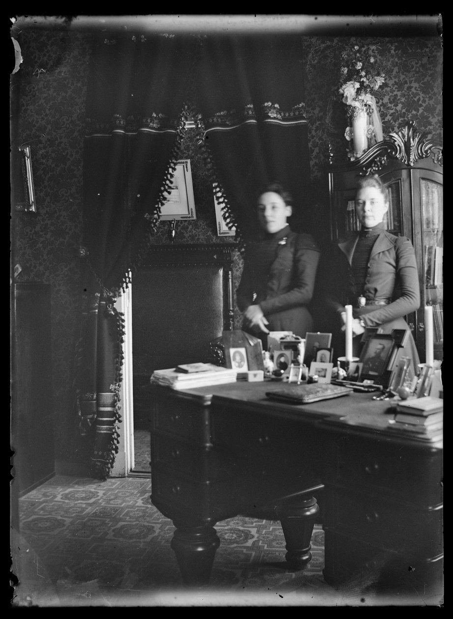 Elli og Ellen von Schoultz i deres hjem i Vyborg af Hugo Simberg