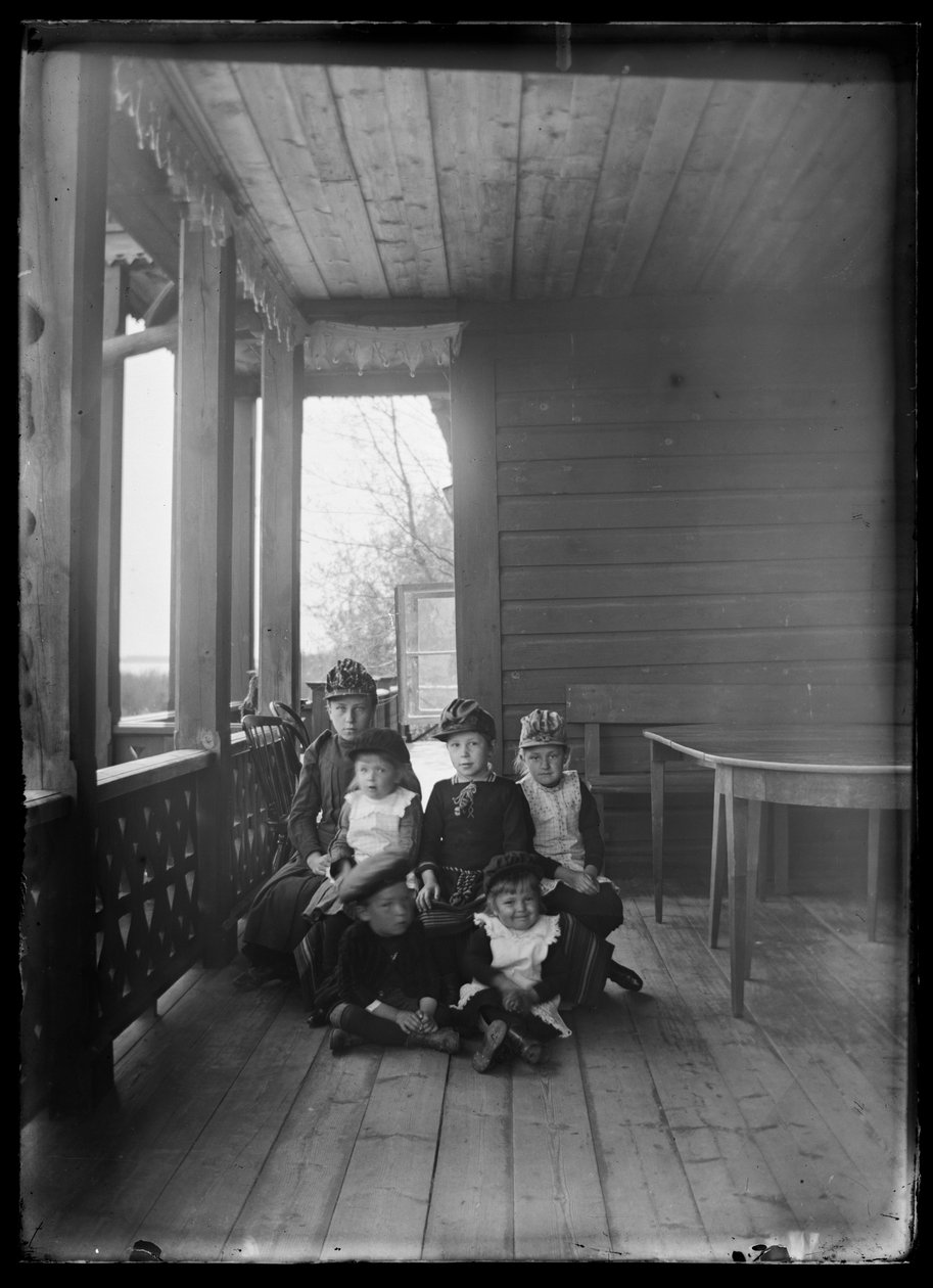 Elma Simberg og andre slægtninge på verandaen til Den Gule Villa af Hugo Simberg