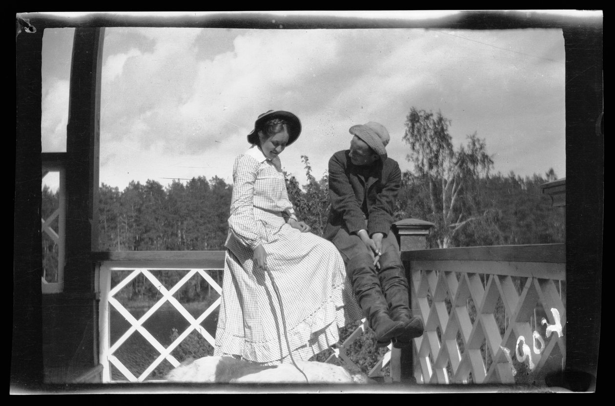 Erna og Guido Simberg og Sarto på verandaen til den lyserøde villa af Hugo Simberg