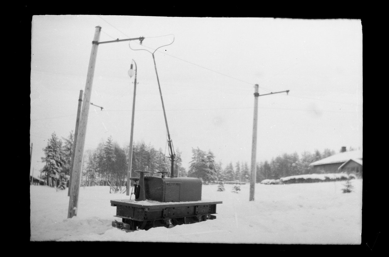 Det elektriske lokomotiv Kymintehta ved Kuusankoski af Hugo Simberg