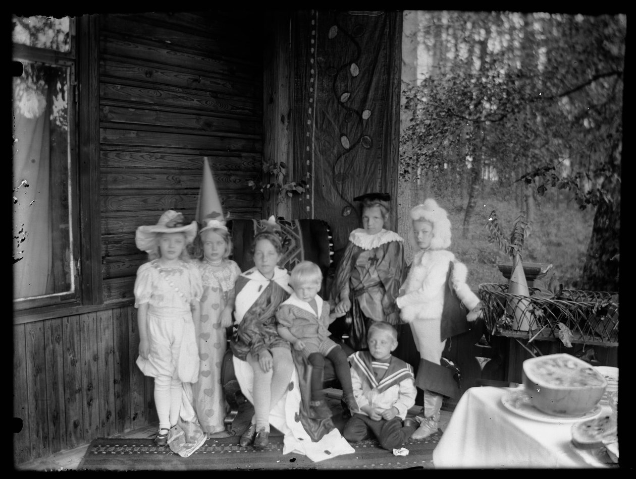 Udklædte børn i familien Andersins villa af Hugo Simberg