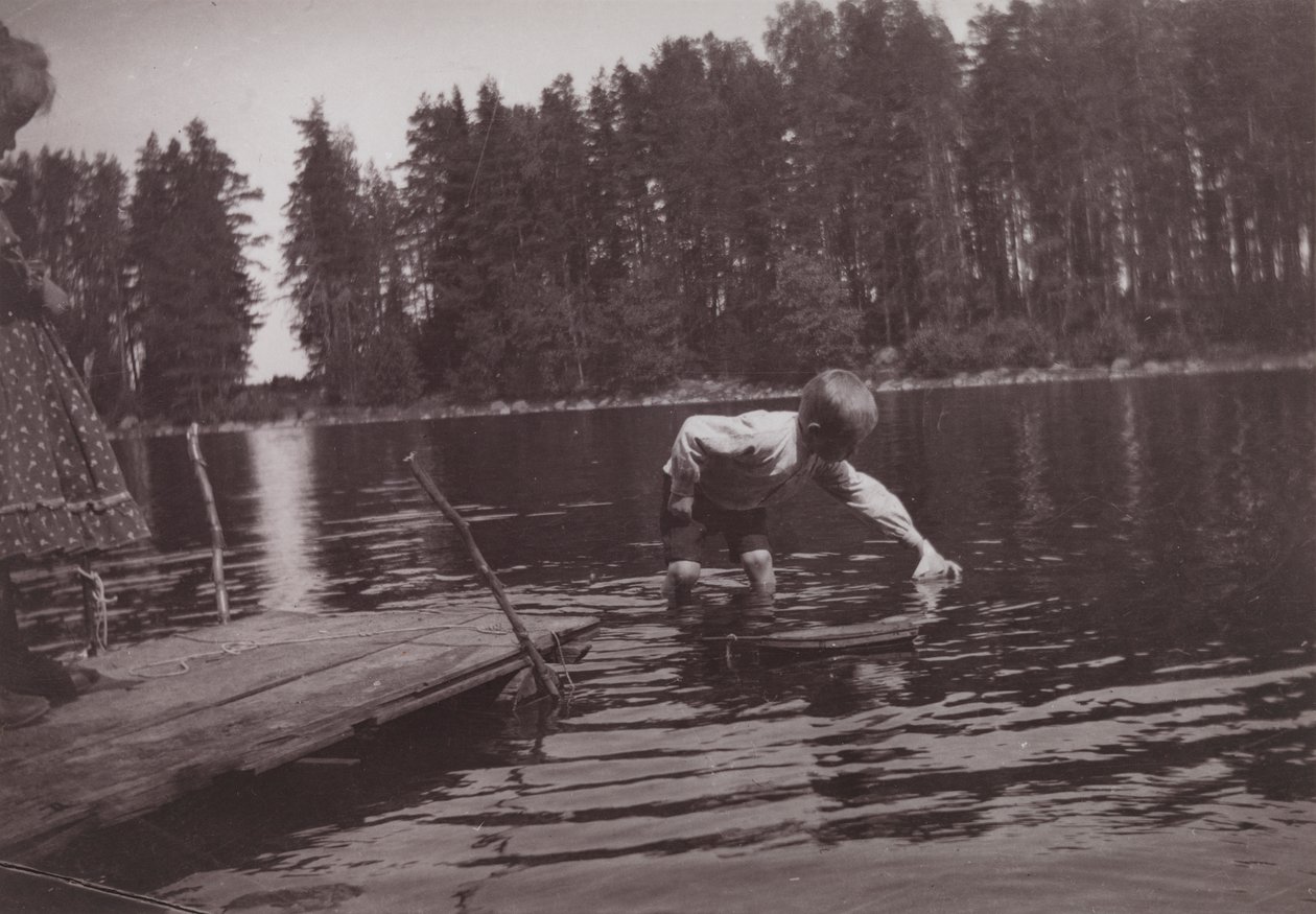 Børn flyder på en legebåd på Niemenlauta af Hugo Simberg