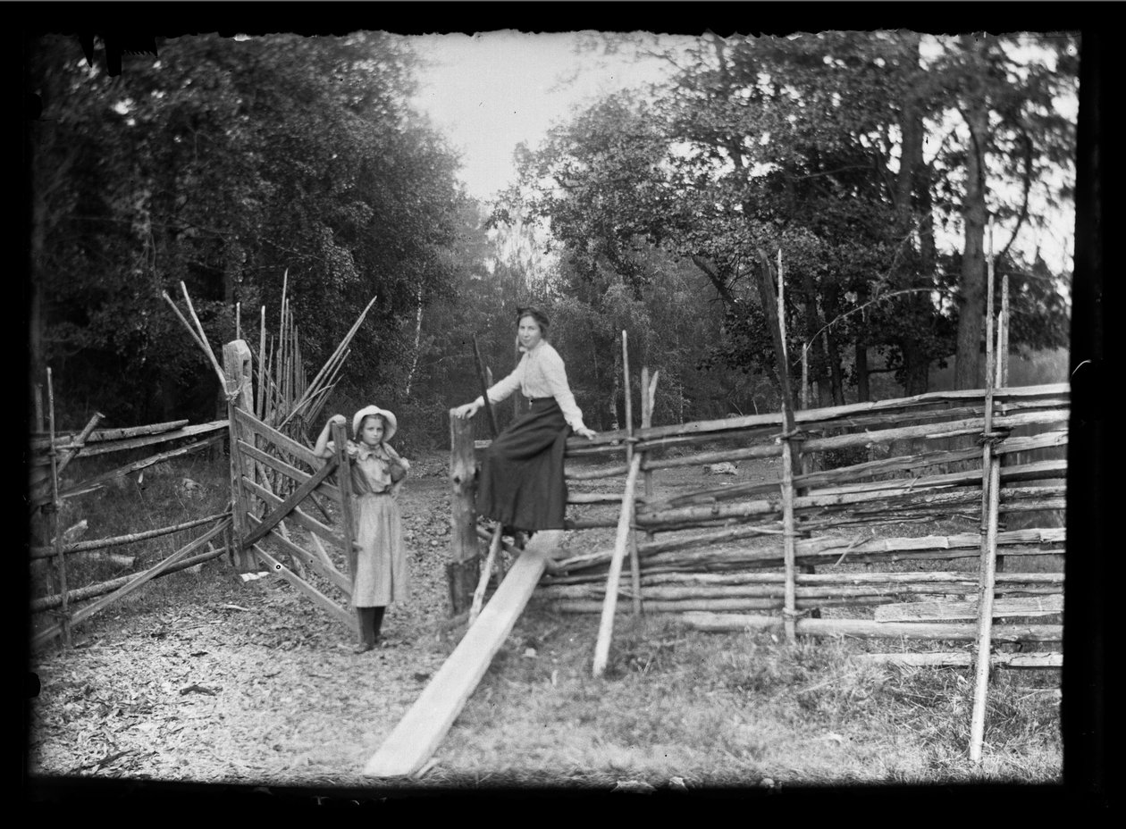 Lilli og Elsa Simberg på verandaen ved Niskapohja-vejen af Hugo Simberg