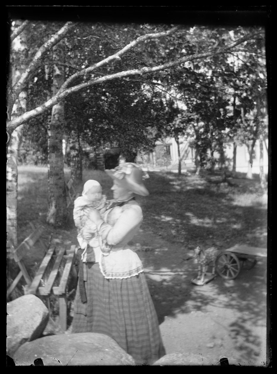 Lilli og Laine Simberg i parken af Hugo Simberg