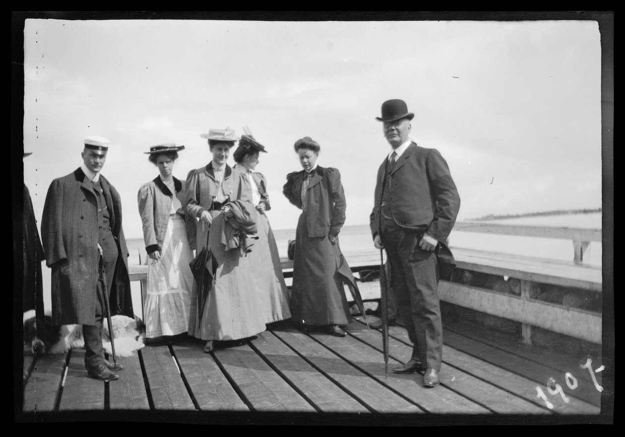 Passagerer ved Niemenlauta dampskibsbro af Hugo Simberg