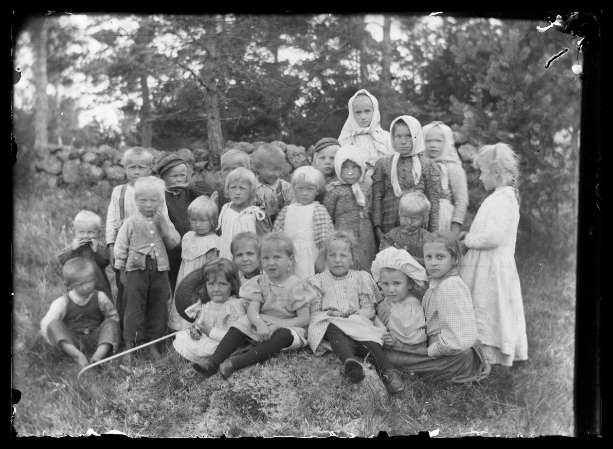 Lokale børn og børn fra Niemenlauta Manor af Hugo Simberg
