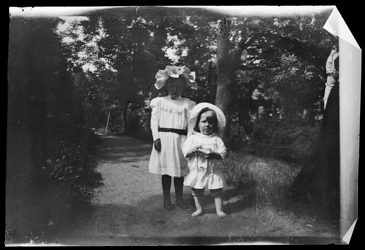 Sandsynligvis en pige fra Gadd-familien og Tom Simberg. af Hugo Simberg