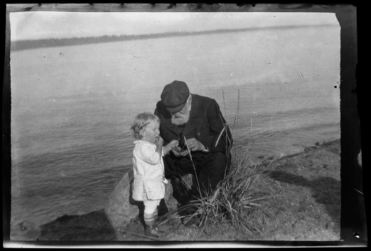 Tom og Niclas Simberg spiser bær i Niemenlauta af Hugo Simberg