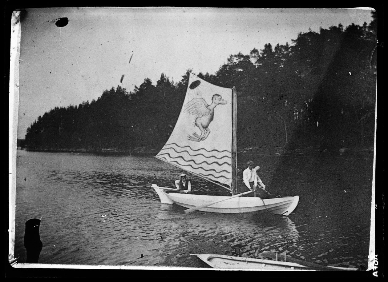 Hvid båd malet af Hugo med monstersejl af Hugo Simberg