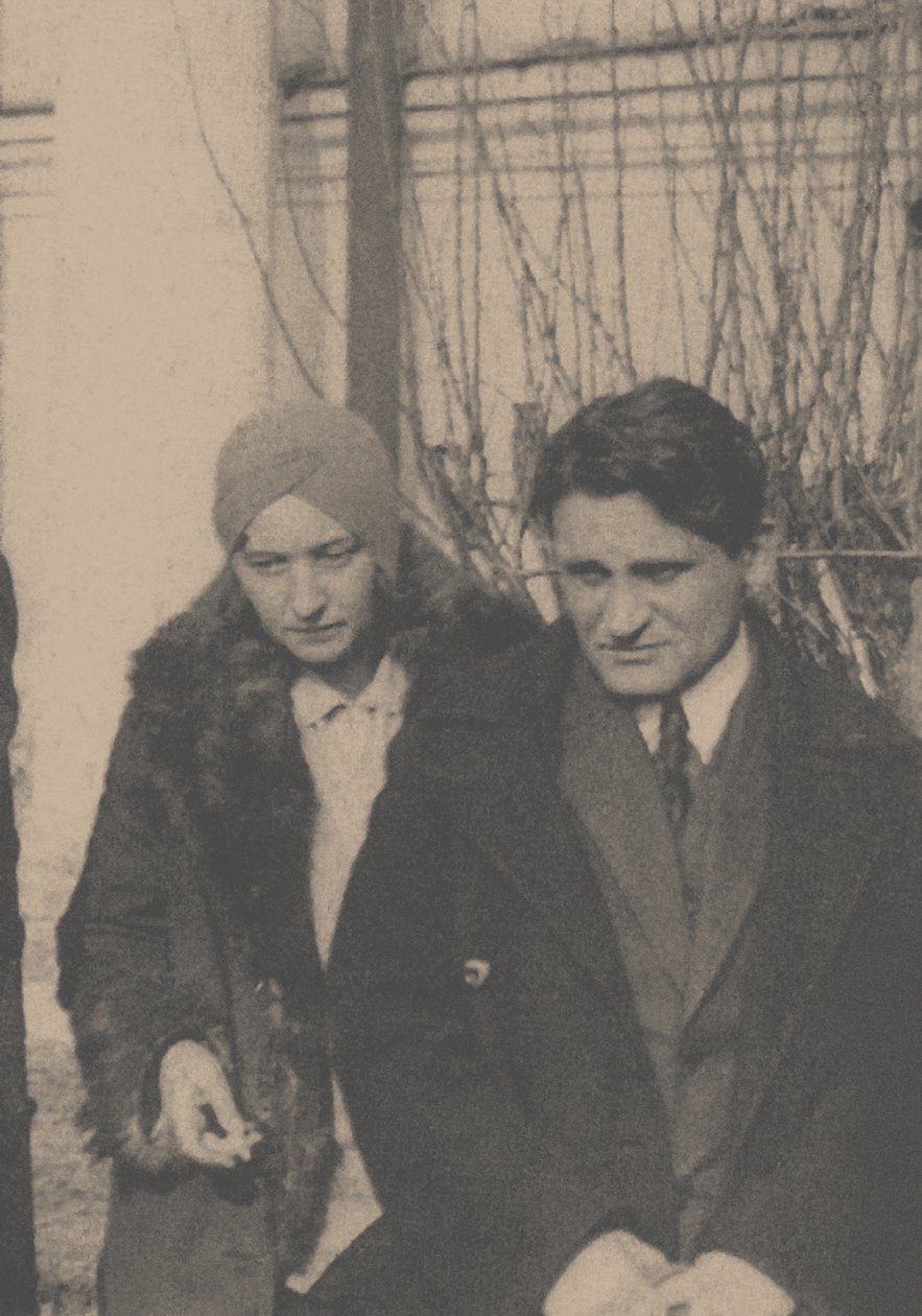 Serafima Suok-Narbut og Yury Olesha ved begravelsen af ​​Vladimir Mayakovsky, af Ilya Arnoldovich Ilf