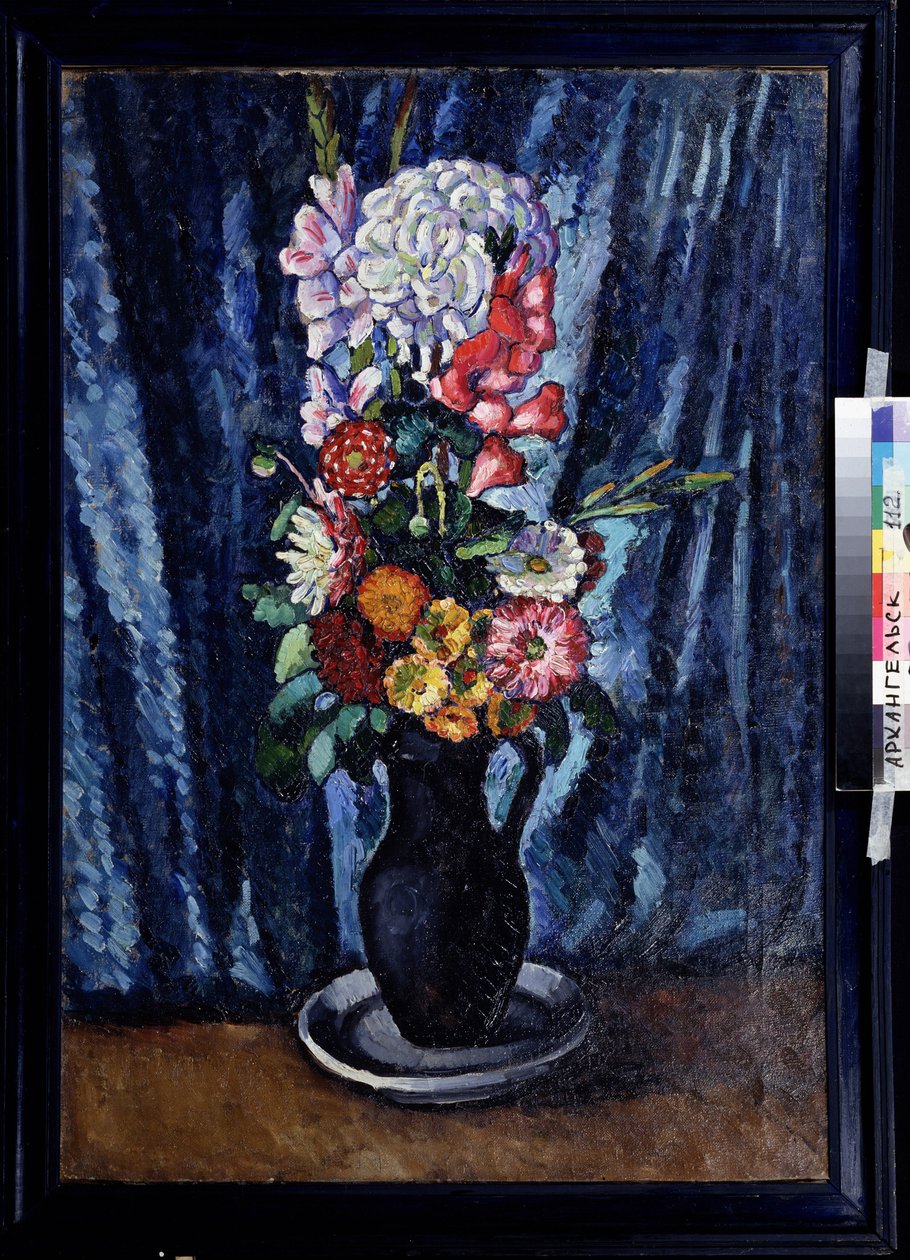 Buket blomster i en kande foran en blå baggrund. (Blok af blomster i en sort kande på den blå baggrund). Maleri af Ilya Ivanovich Mashkov (Ilia Mashkov, Matchkov) (1881-1944), olie på lærred 1916. Russisk kunst, tidligt 20. århundredes stilleben. Område af Ilya Ivanovich Mashkov