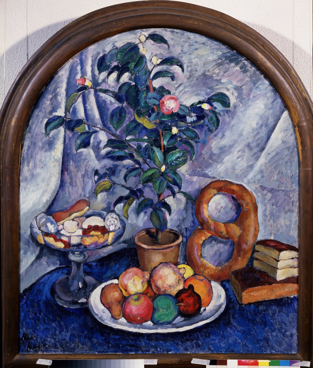 Stilleben. Camellia (Still Life. Camellia). Frugter, kager og en stak bøger under en potteplante. Maleri af Ilya Ivanovich Mashkov (Ilia Mashkov, Matchkov) (1881-1944), olie på lærred af Ilya Ivanovich Mashkov