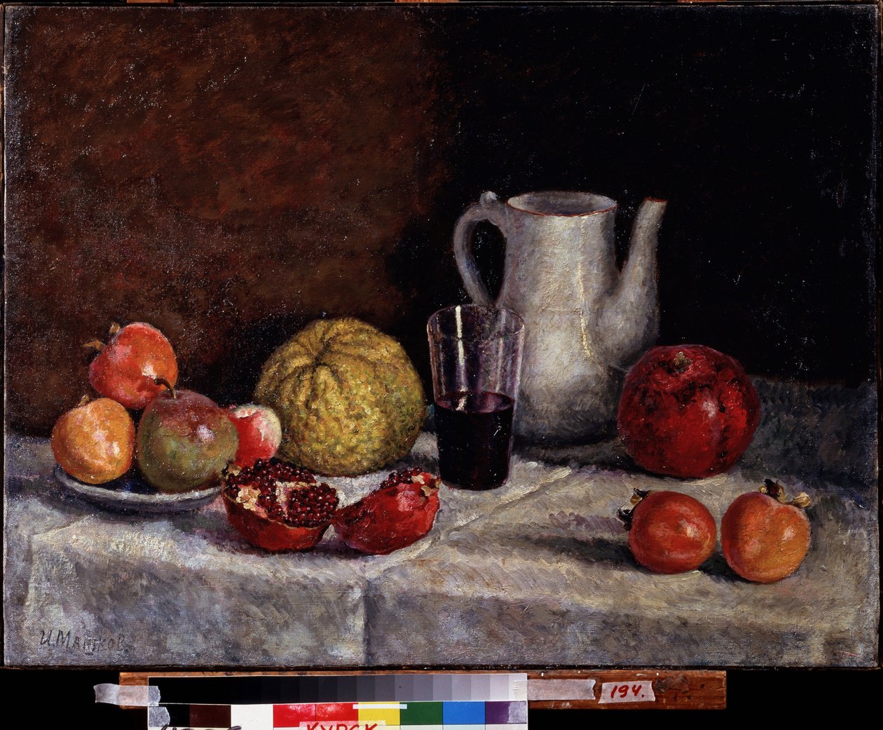 Stilleben med et granatæble. Maleri af Ilya Ivanovich Mashkov (Ilia Mashkov, Matchkov) (1881-1944), olie på lærred, slutningen af ​​1930. Russisk kunst fra det 20. århundrede, sovjetisk kunst. Regionalt A. Deineka kunstgalleri, Kursk (Rusland). af Ilya Ivanovich Mashkov