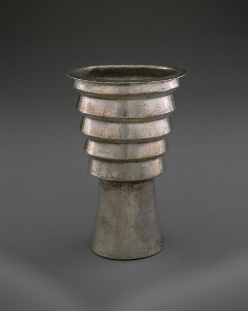 Trappebæger (aquilla), Later Horizon, 1470-1532 (sølv) af Incan