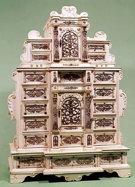 Skuffeskab med skuffer indlagt med guld, sølv og perler, ca.1670 (udskåret elfenben) af Indian School