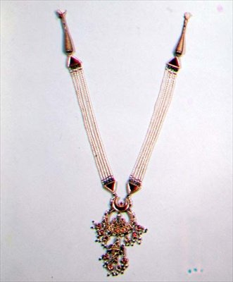 Guld-, emaljeret, juvel- og perlehalskæde, fra Jaipur (perle, emalje & guld) (se også 73981 og 1367) af Indian School