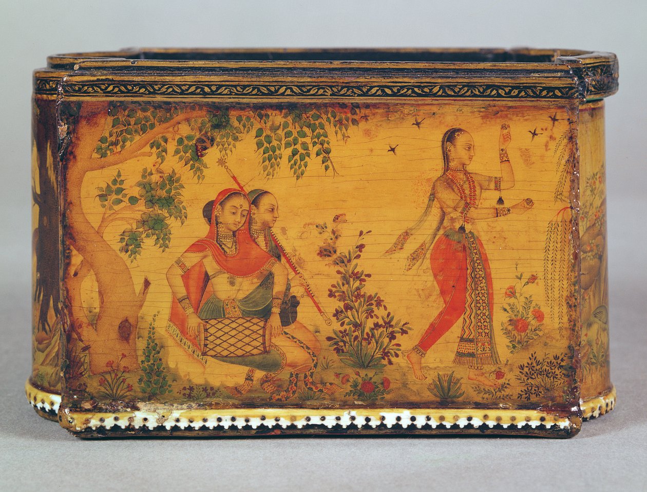 Malet og lakeret æske med elfenbensfrynser, Deccani, ca. 1660 (papmaché) (se også 99496) af Indian School