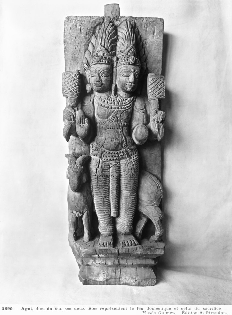 Relief, der viser et dobbelthovedet billede af Agni, ildguden, siddende på en vædder, Sydindien (træ) af Indian School