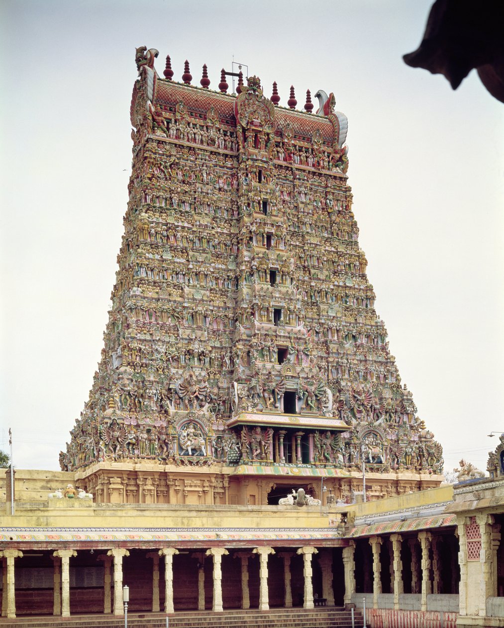 Udsigt over det udskårne ydre af den sydlige gopuram af Indian School