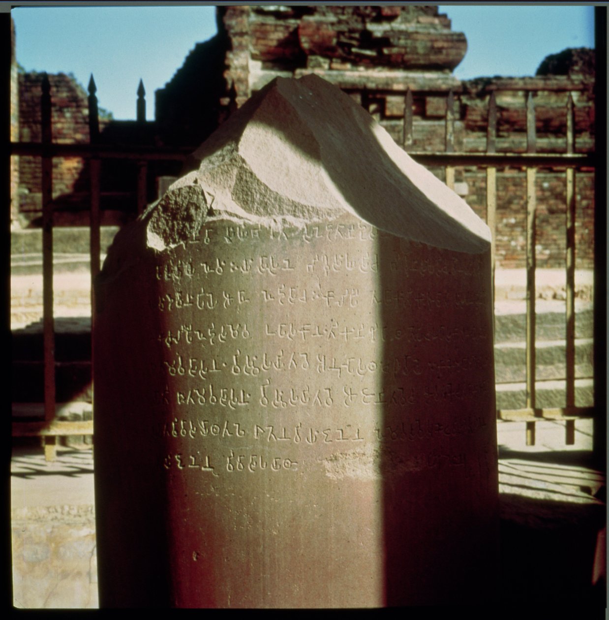 Detalje af søjle af kejser Ashoka c.264-223 f.Kr. med et indgraveret edikt, Mauryan sten af Indian