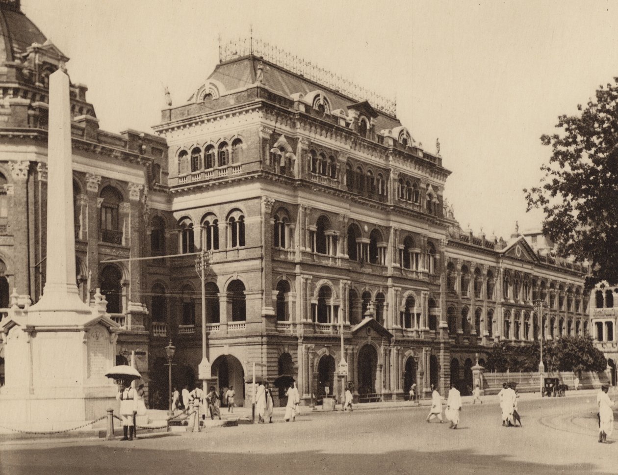 Bengal Secretariat, Writers Buildings, med Holwell Memorial i forgrunden (s/h-foto) af Indian photographer