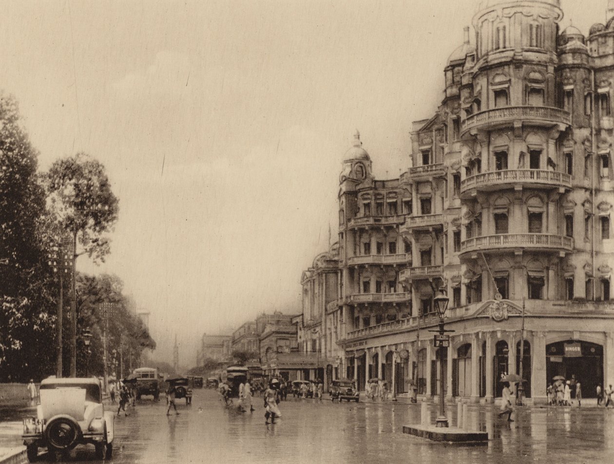 Esplanade Mansions og Government Place East med udsigt til Old Court House Street (s/h-foto) af Indian photographer