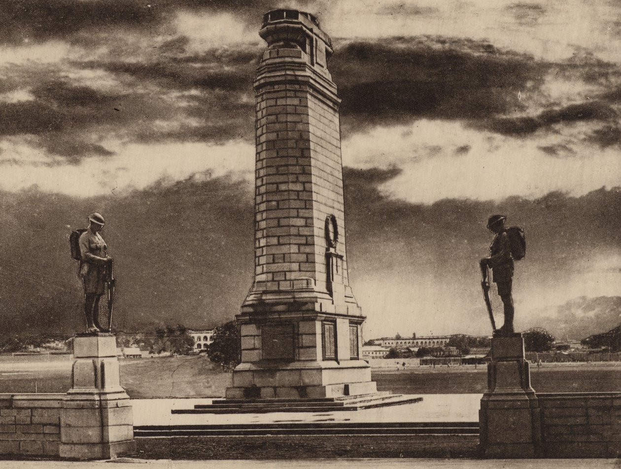 Cenotaph med Fort William i baggrunden på den anden side af Maidan (s/h-foto) af Indian photographer