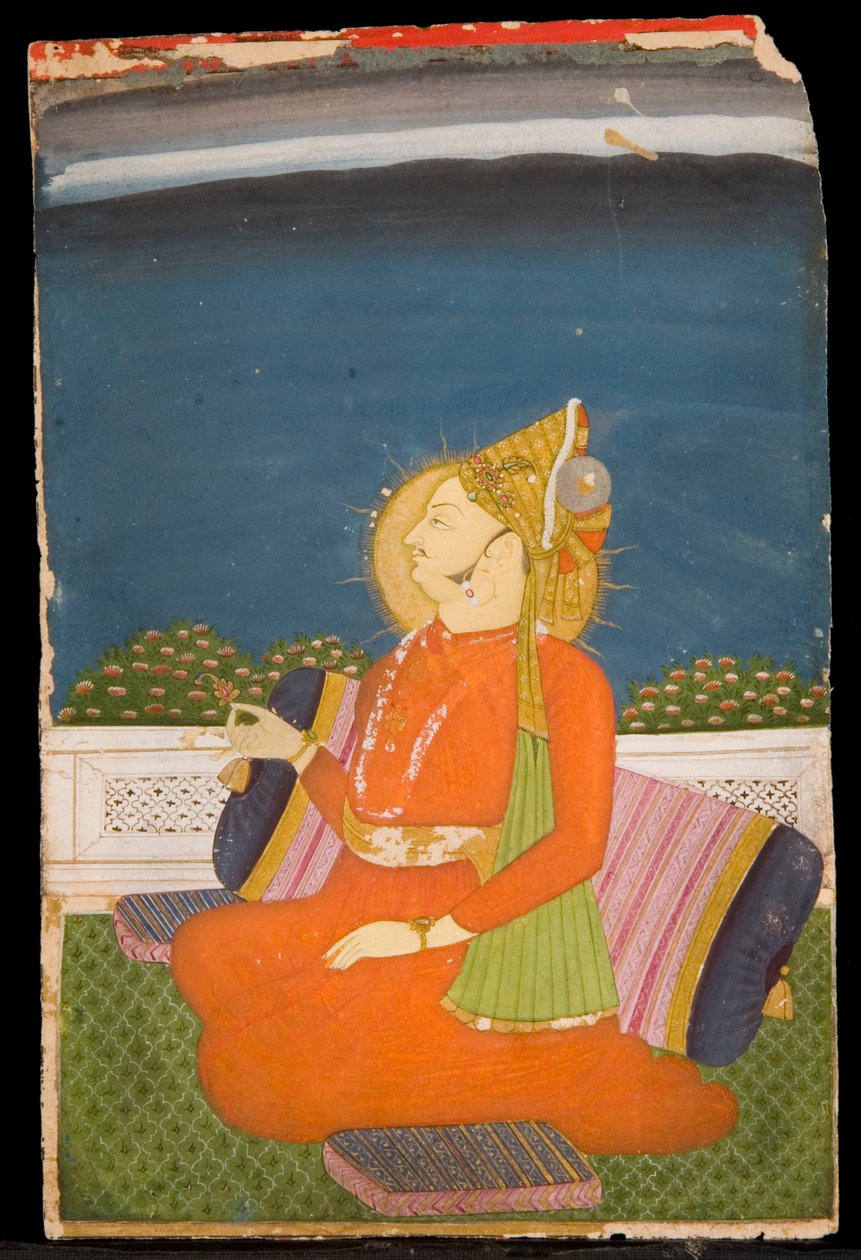 En bejeweled dignitær, iført en plymeret turban, holder en lotusknop, sidder på en terrasse af Indian School