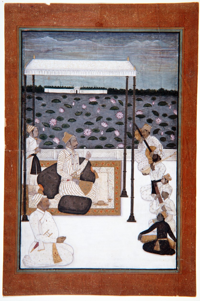 En adelsmand lytter til musik under en baldakin på en terrasse ved en sø, ca. 1680 (ugennemsigtigt wc & guld på papir) af Indian School