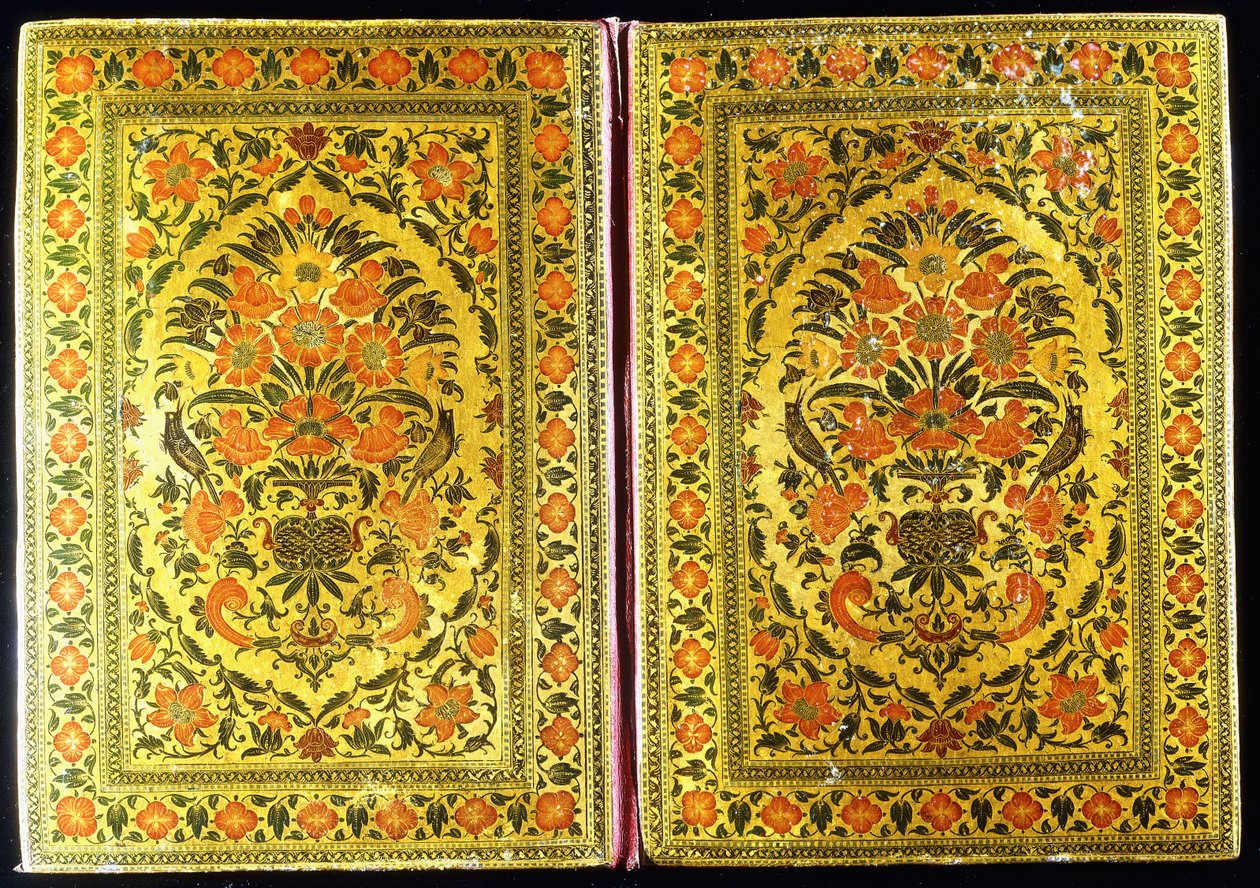 Et par bogomslag i lak dekoreret med et blomsterdesign, med en blomstervase og finker i midten, 1700-tallet af Indian School