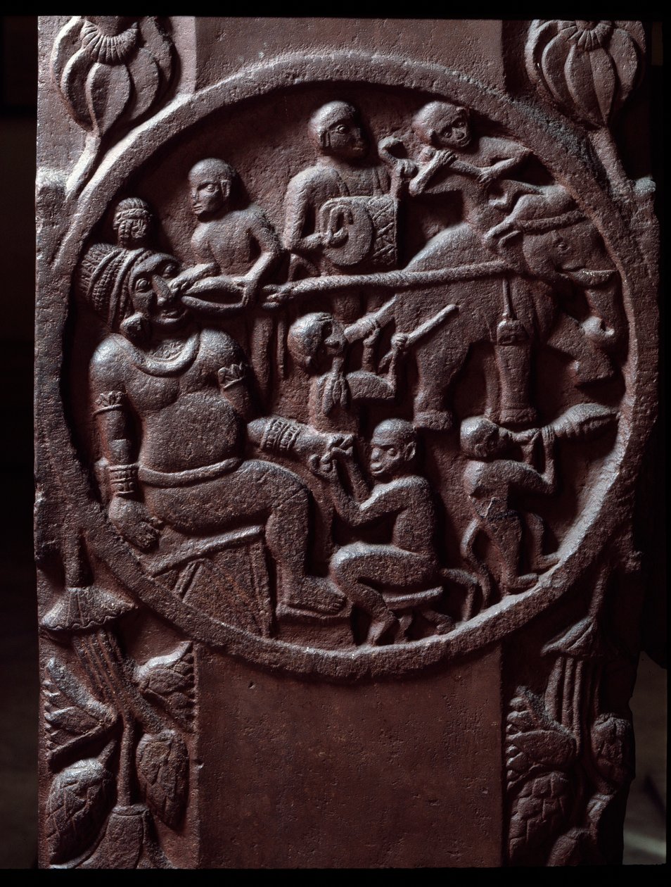 Buddhisme: "Aber fanger en elefant og trækker den for at trække kæmpens tand ud) detail du stupa de Bharhut (Barhut, Barouth) Lavt relief af sort sten, 2. århundrede f.Kr. (2. århundrede f.Kr.) - Calcutta, indisk museum af Indian School