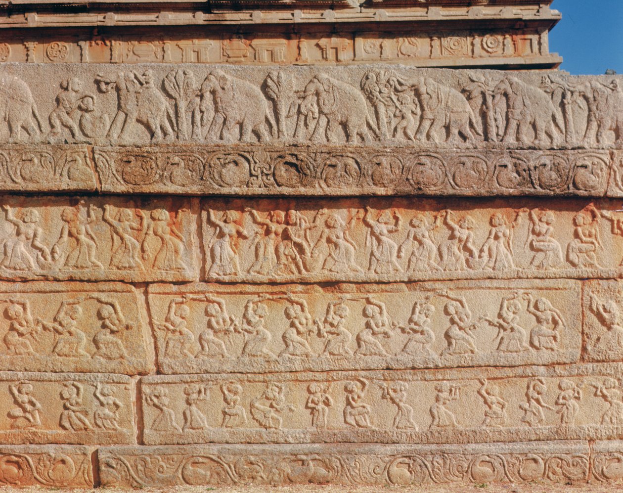 Detalje af muren, ved Mahanavami Dibba (sten) af Indian School
