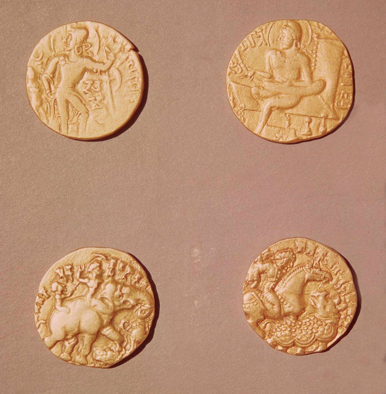 Dinarer af Samudragupta (335-375) og Kumargupta I (415-454) (guld) af Indian School