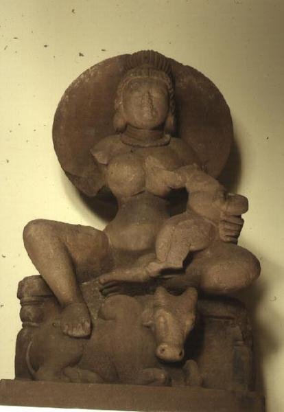 Figur af Parvati med sit barn, Skanda, Sagar (sandsten) af Indian School