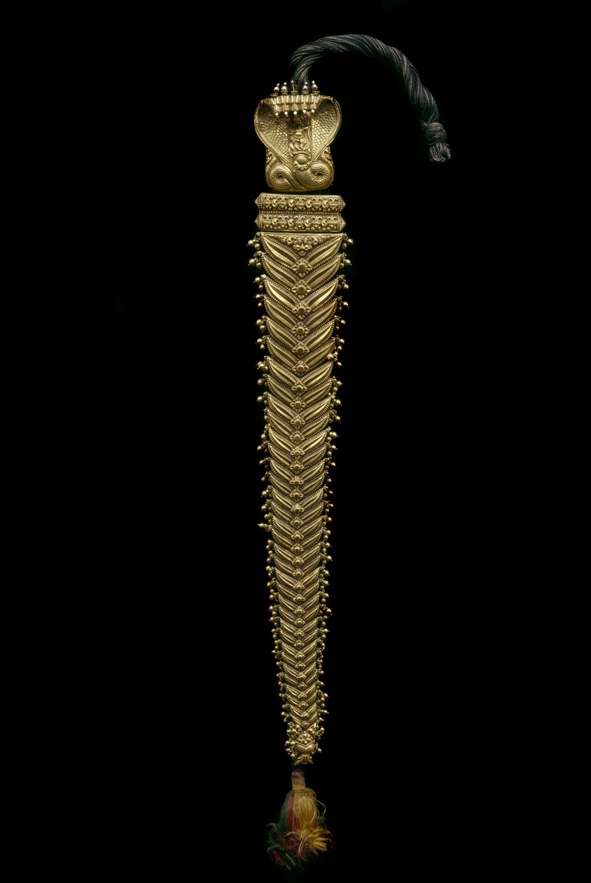 Hårdekoration (guld, ædelsten og stofsnor) af Indian School