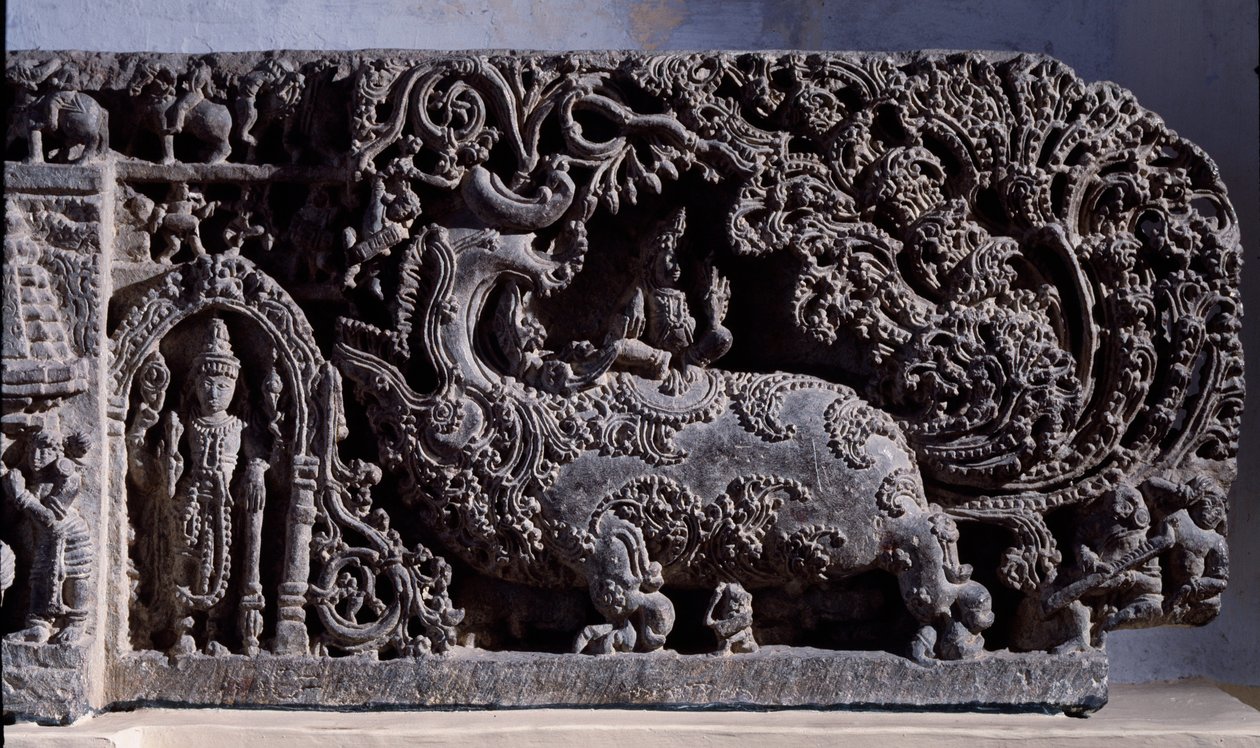 Hinduisme: "" Krishna eller Venugopala, fløjtekøernes mester""" Sort stenskulptur, højre del (Krishna som Venugopala) 12. århundrede (12. århundrede) fra Halebidu, Mysore - Calcutta, indisk museum af Indian School