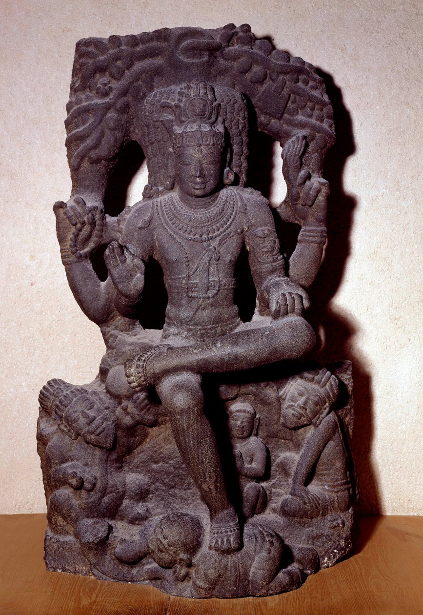 Hinduisme: repræsentation af en af Shivas manifestationer siddende på en klippe, med fire arme, der holder en rosenkrans, ild, i gestus af undervisning og i gave. Skulptur fra det 12.-13. århundrede Dim. 1,2 m; Fra Sydindien. C.T Loo Samling af Indian School