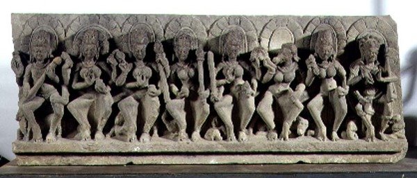 Overligger, der forestiller Siva og de syv modergudinder, Gurjara-Pratihara-dynastiet, Allahabad (sten) af Indian School
