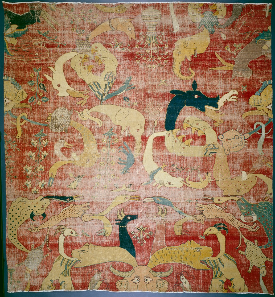 Del af et tæppe med fantastiske dyr på rød grund, Mughal, ca. 158085 (bomulds- og uldbunke) af Indian School