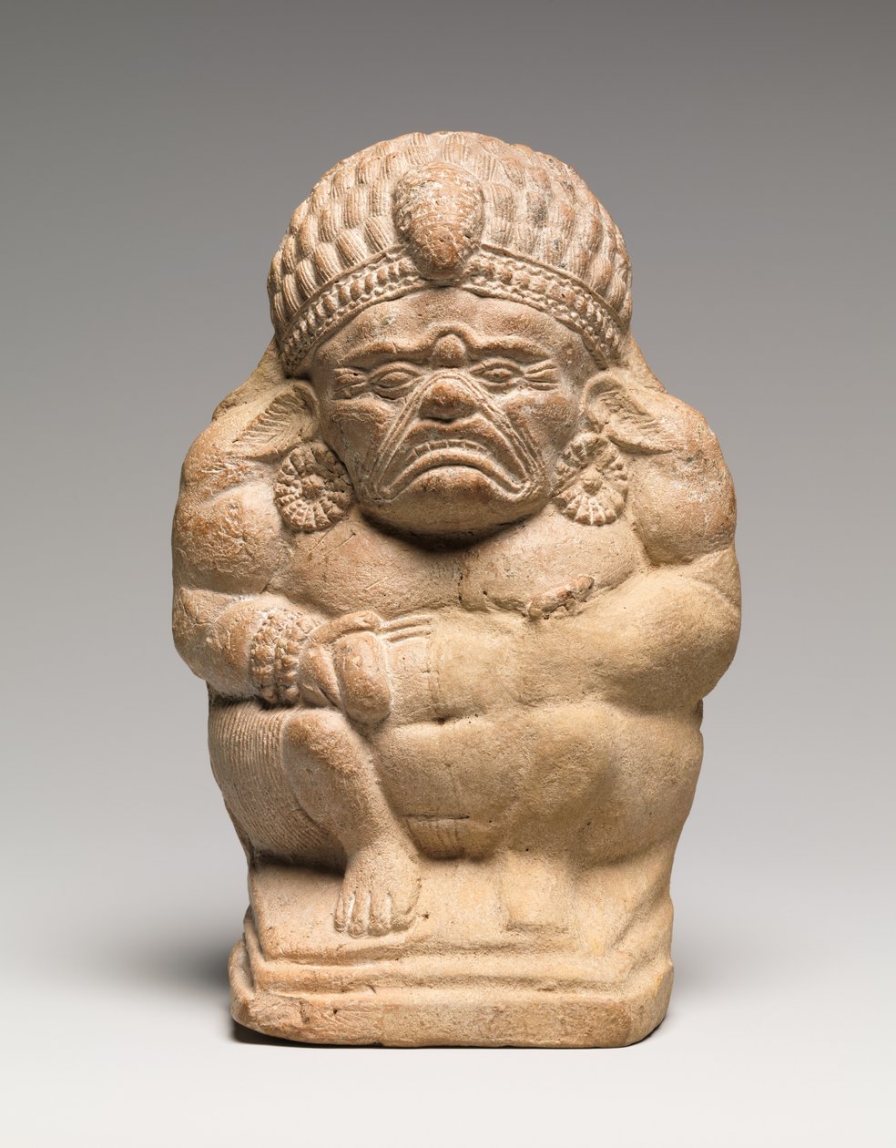 Rangle i form af en krokende grotesk Yaksha (terracotta) af Indian School