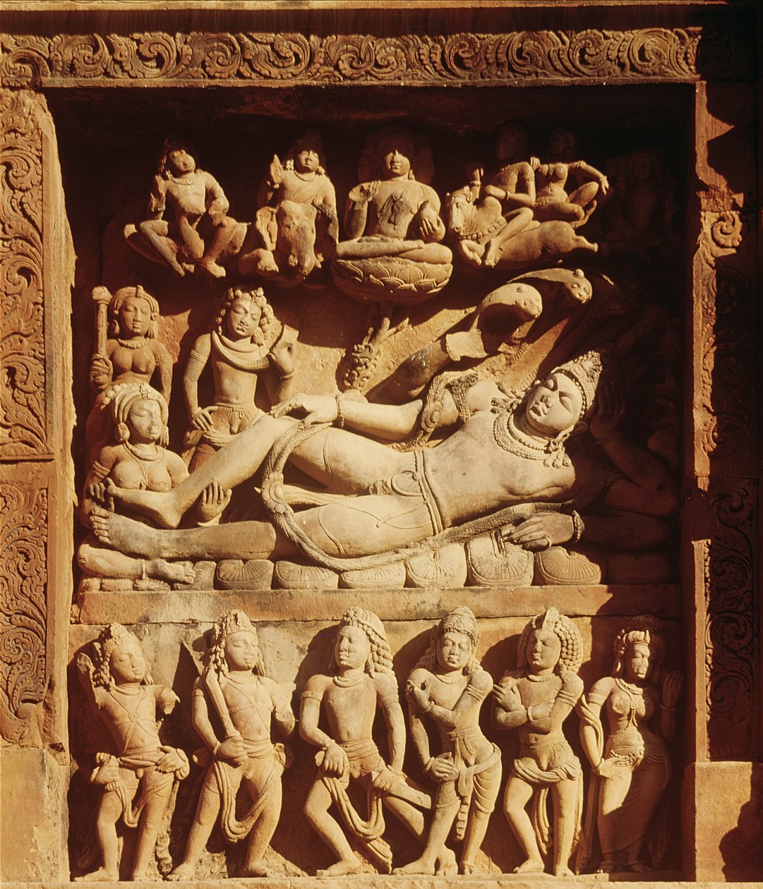 Relief, der forestiller Vishnu lænet tilbage på slangen Sesha, fra Vishnu-templet, ca. 500 e.Kr. af Indian School