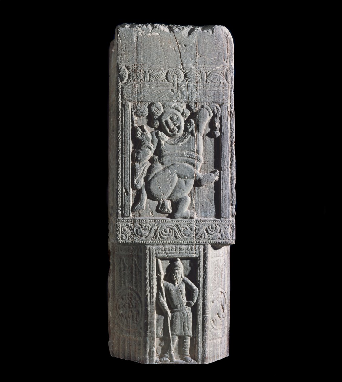 Stupaplade, der viser en dværg og skytiske figurer, fra stedet for Nagarjuna (relief) af Indian School