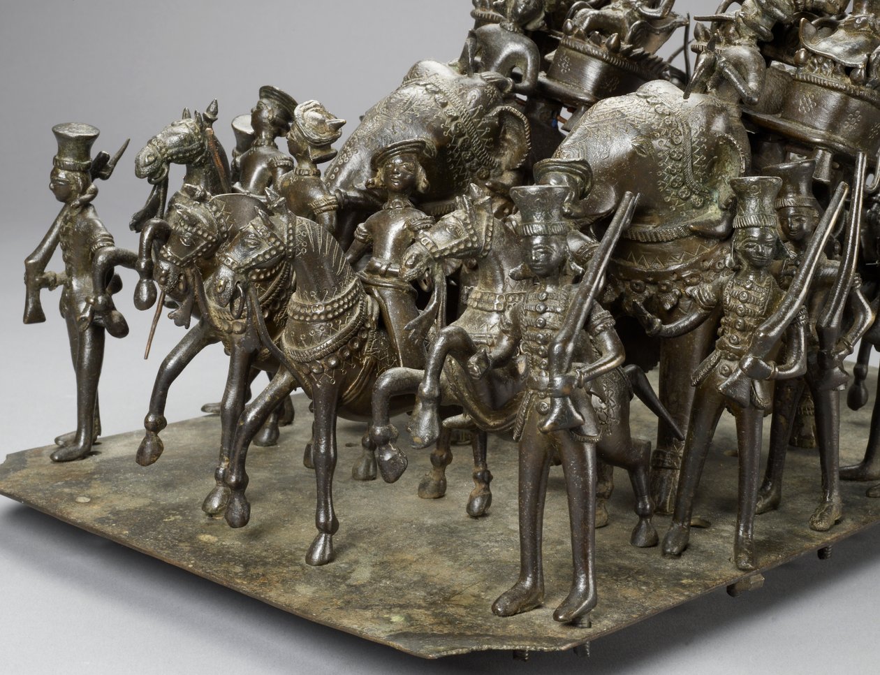 Kavalkaden af kongen af Oudh, der rider med den britiske beboer på elefanter, ca. 1820 (bronze) (detaljer fra 119069) af Indian School