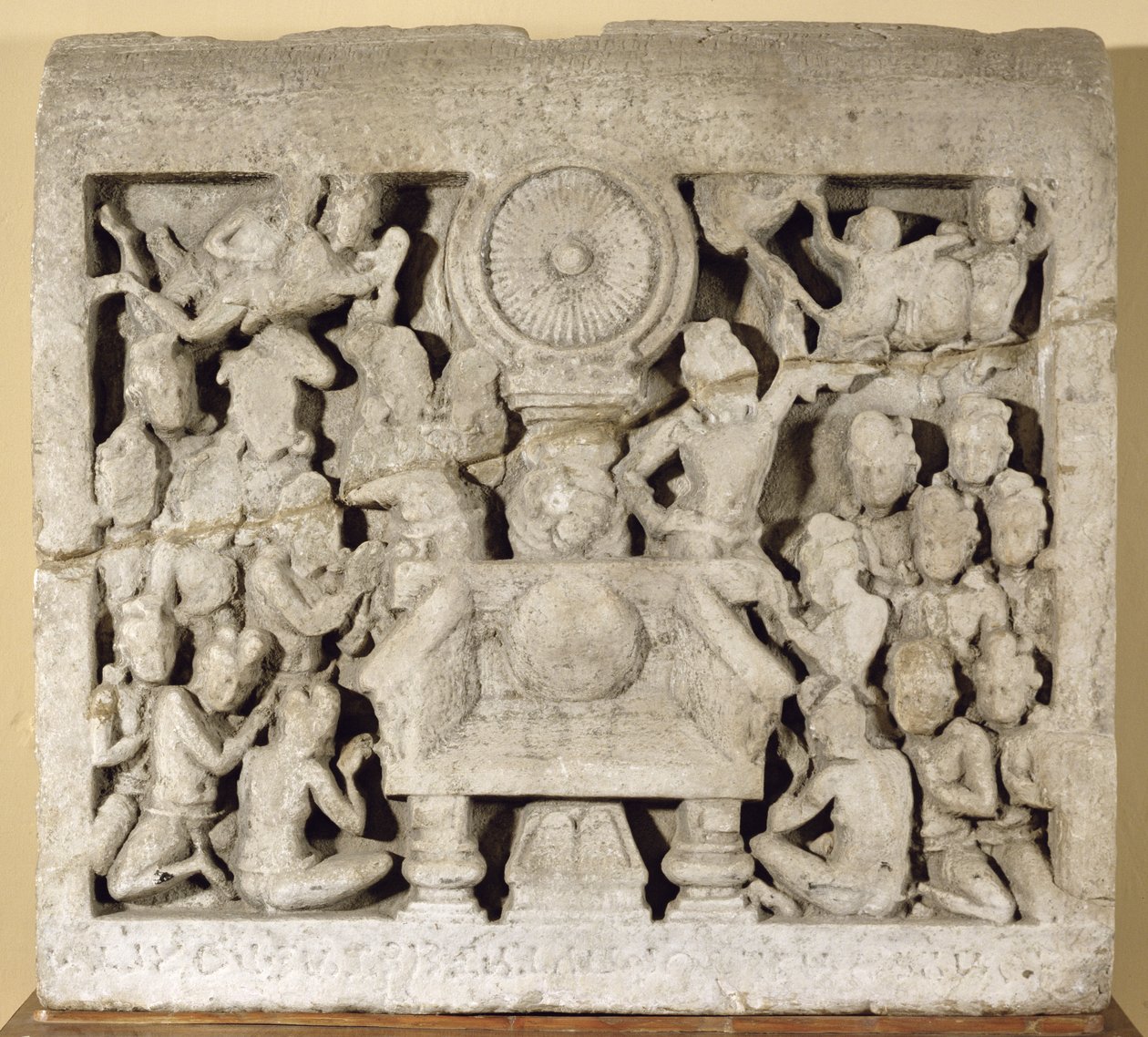 Tilbedelsen af de buddhistiske symboler, Amaravati (kalksten) af Indian School