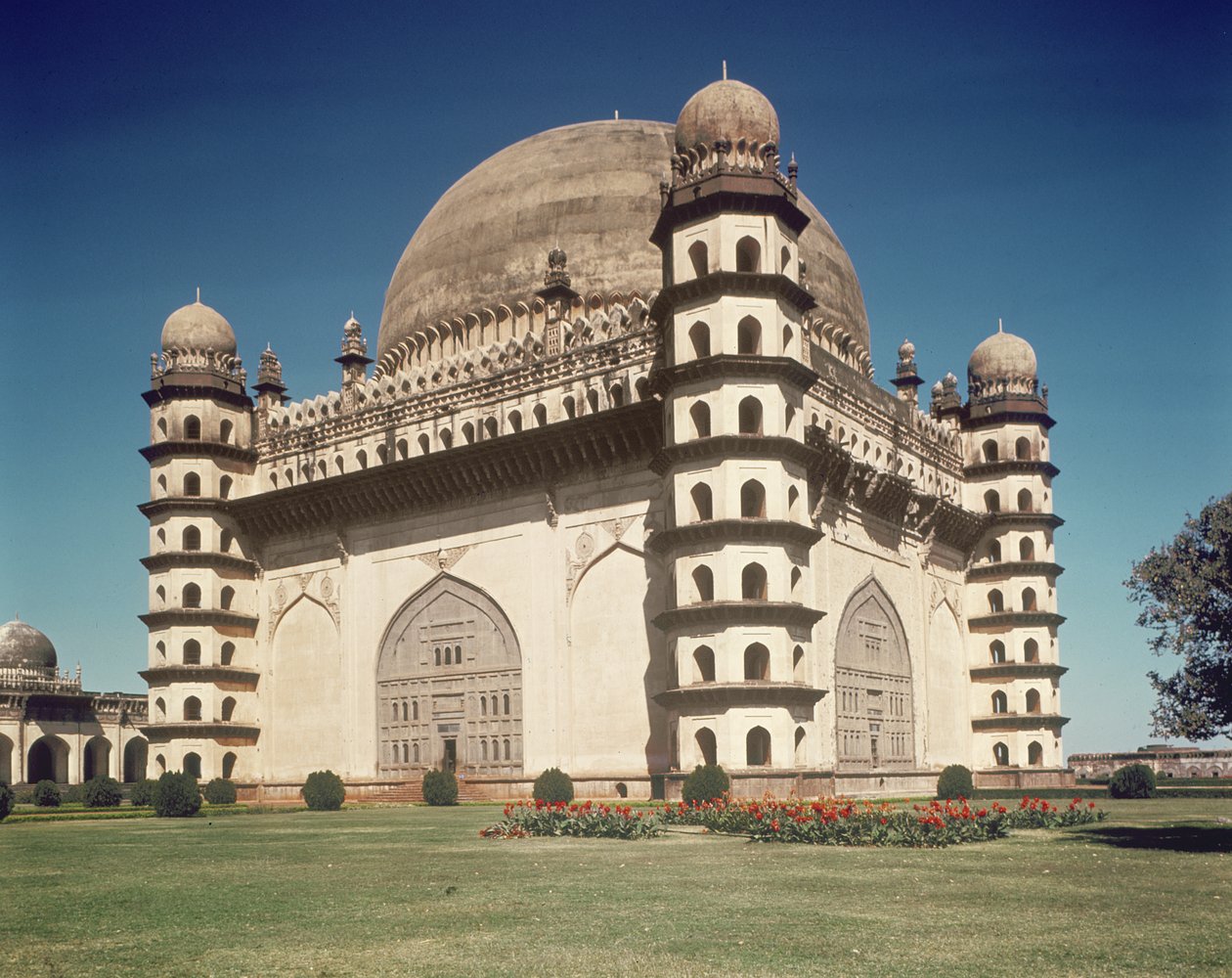Udsigt over Gol Gumbaz, mausoleet til Mohammed Adil Shah II (1627-57) bygget i 1659 af Indian School