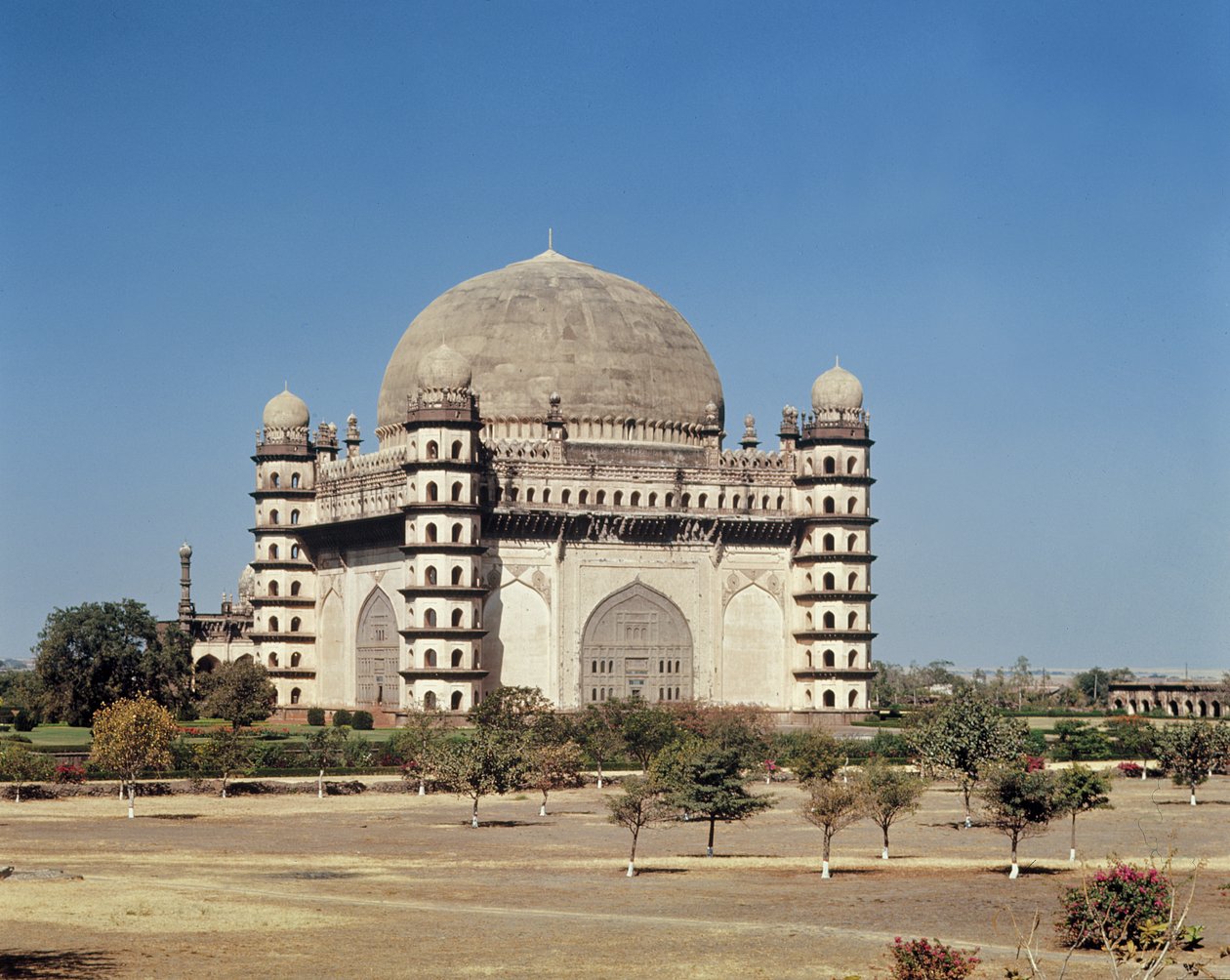 Udsigt over Gol Gumbaz, mausoleet til Mohammed Adil Shah II (1627-57) bygget i 1659 af Indian School